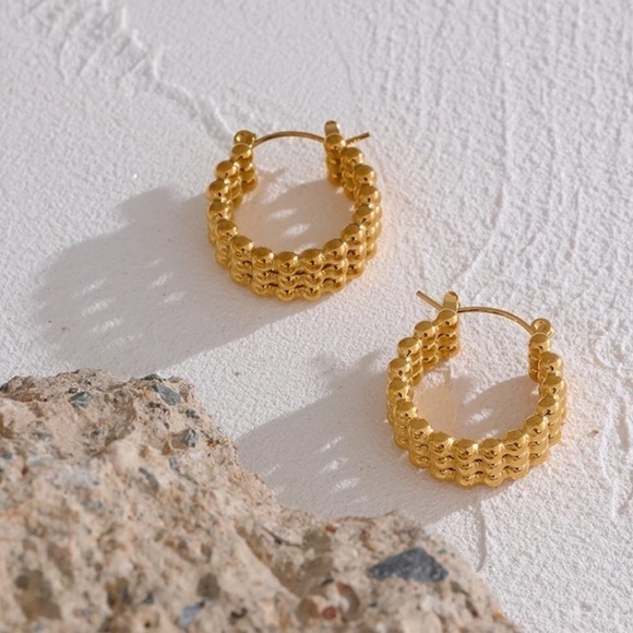 𝅺NEW 18k Gold Plated Triple Hoop Huggie Earrings - Picture 3 of 10